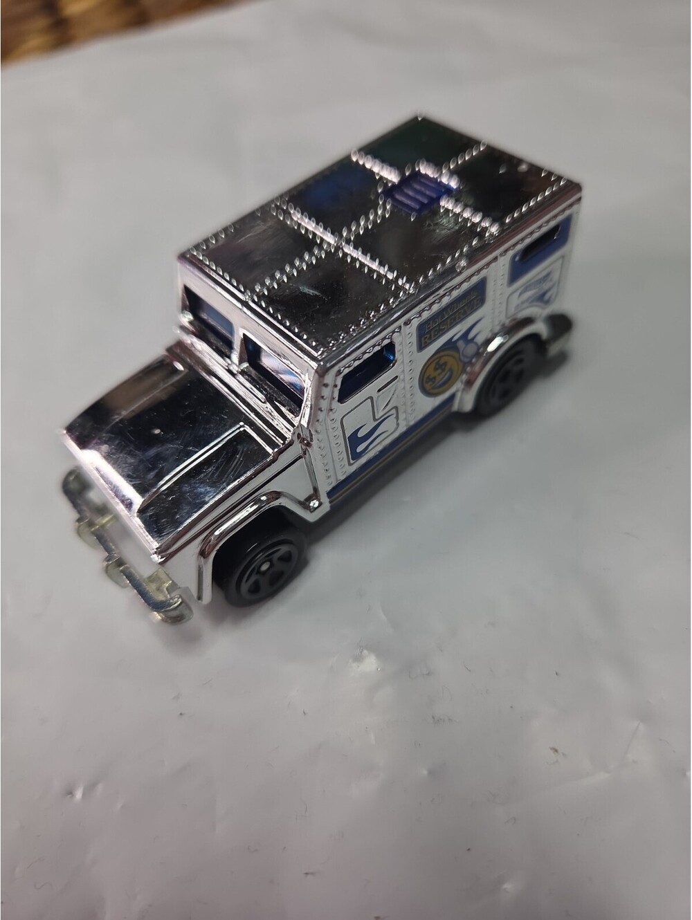 Hot Wheels Reserve Land Rover Defender 110 1:64 Diecast Truck Gold/Blue 2014